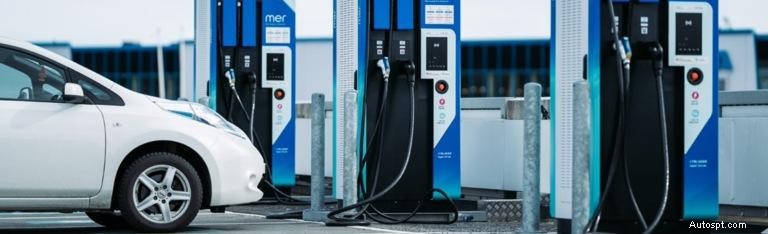 What Is Destination Charging? Power Your EV While You Explore