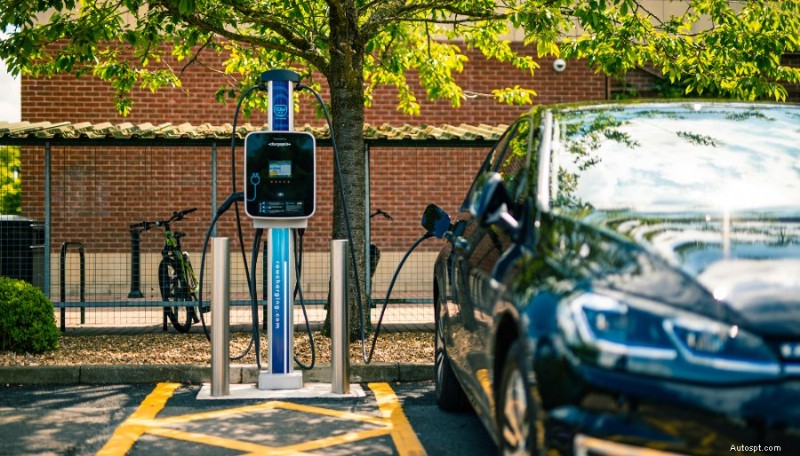 What Is Destination Charging? Power Your EV While You Explore