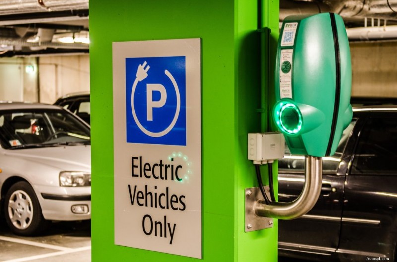 The Ultimate UK Guide to Electric Cars & Public Charging Networks