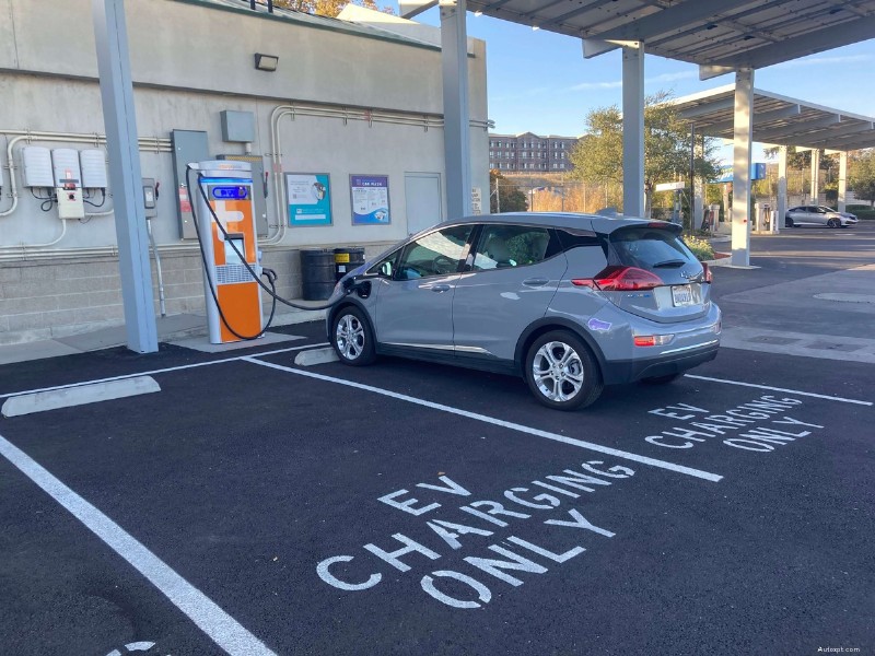 5 Essential Amenities for a Superior Public EV Charging Experience