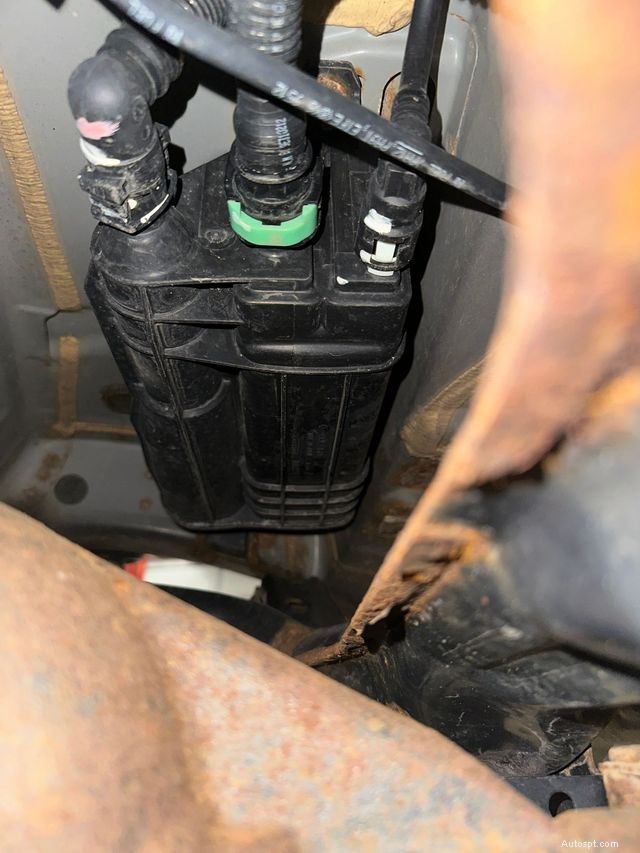 Why Your Car Smells Like Gasoline – Causes & Quick Fixes