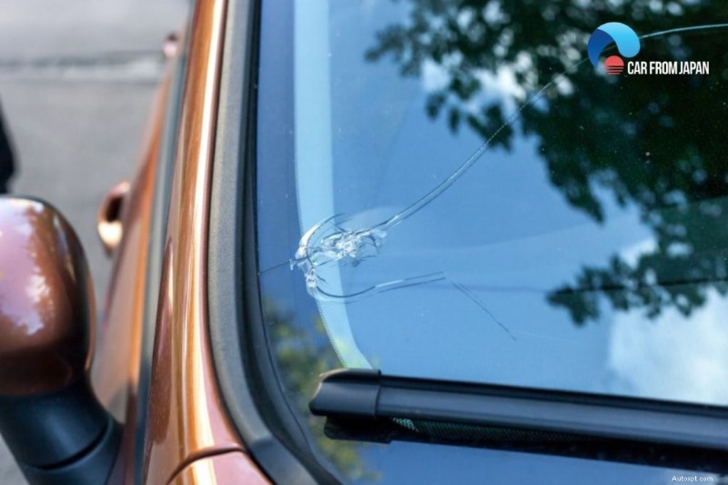 Expert Guide to Windshield Crack Repair: Ensure Safety & Legal Compliance
