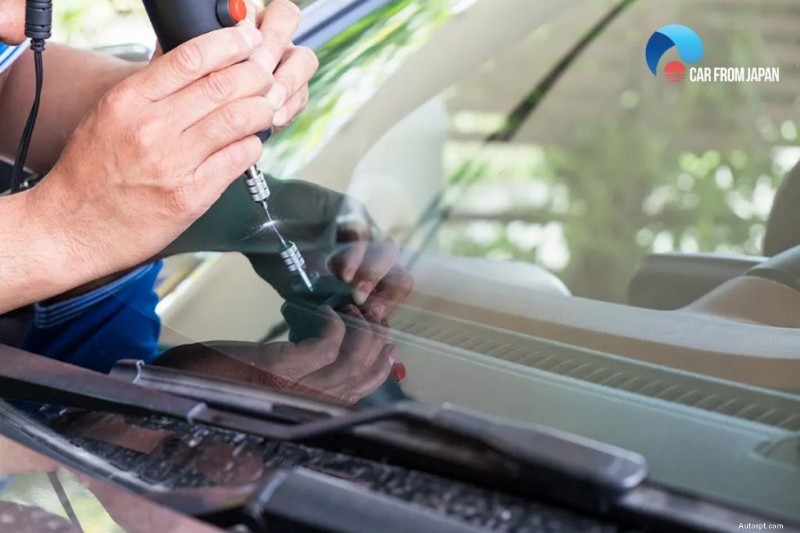 Expert Guide to Windshield Crack Repair: Ensure Safety & Legal Compliance
