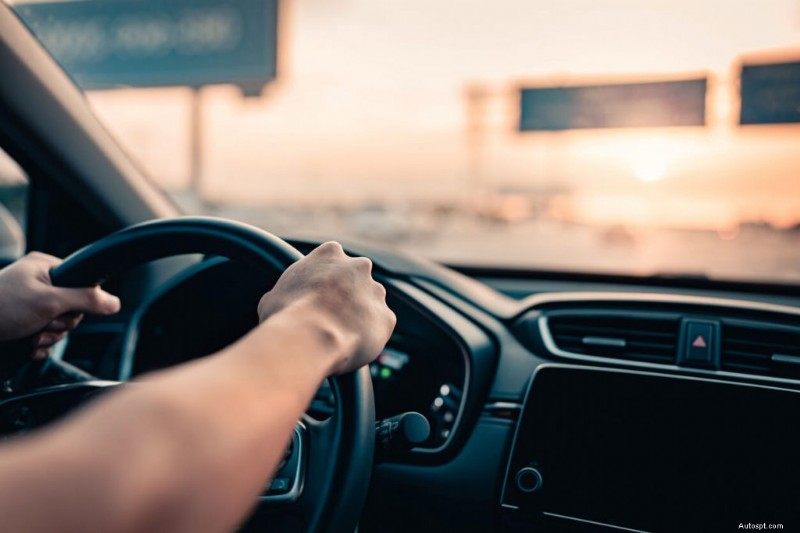 Should Students Drive Cars? Weighing the Pros, Cons, and Practical Tips