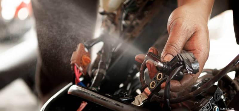 What White Spark Plug Tips Indicate – Causes, Symptoms & Fixes