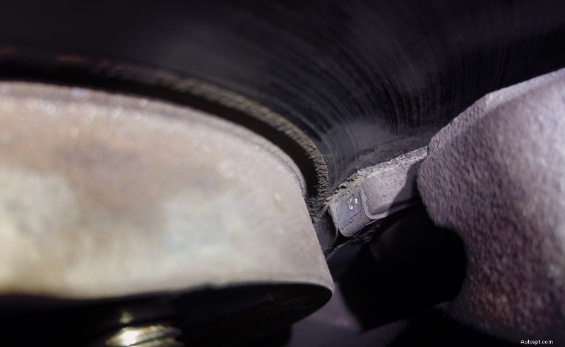 How to Determine the Safe Brake Pad Thickness for Reliable Vehicle Braking