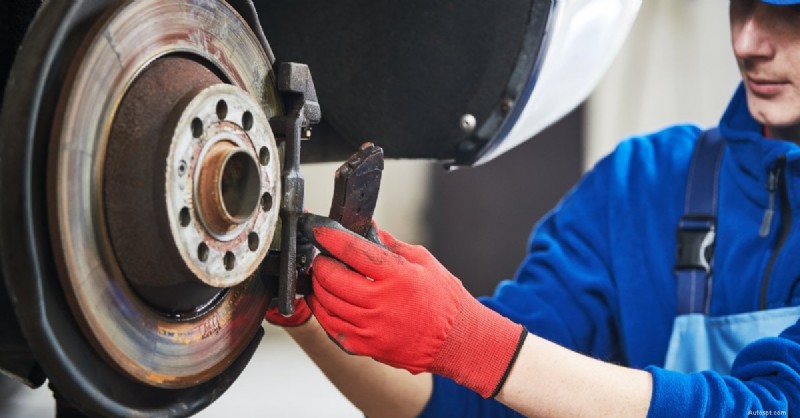 9 Braking Mistakes That Can Damage Your Vehicle