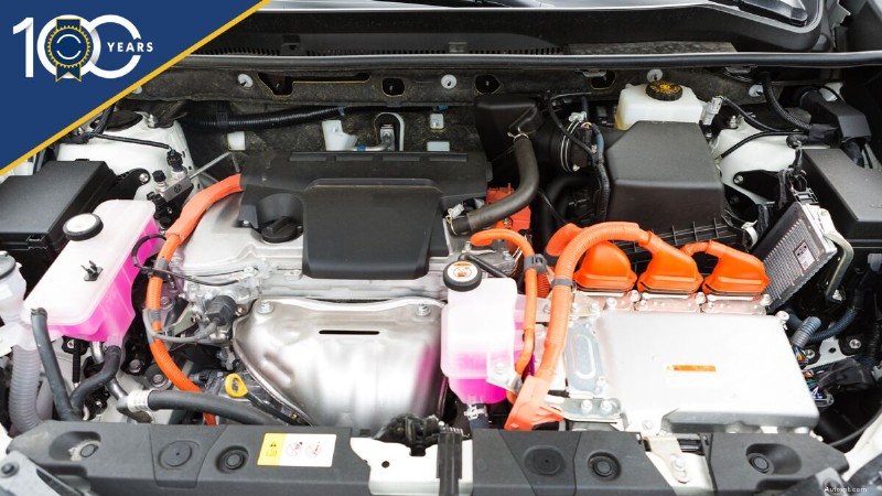Revolutionizing Roads: 2000s Automotive Innovations – Hybrids & Efficiency Breakthroughs