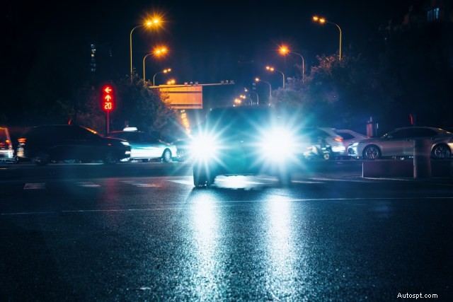 Understanding Headlight Glare: Causes, Impact, and Smart Solutions