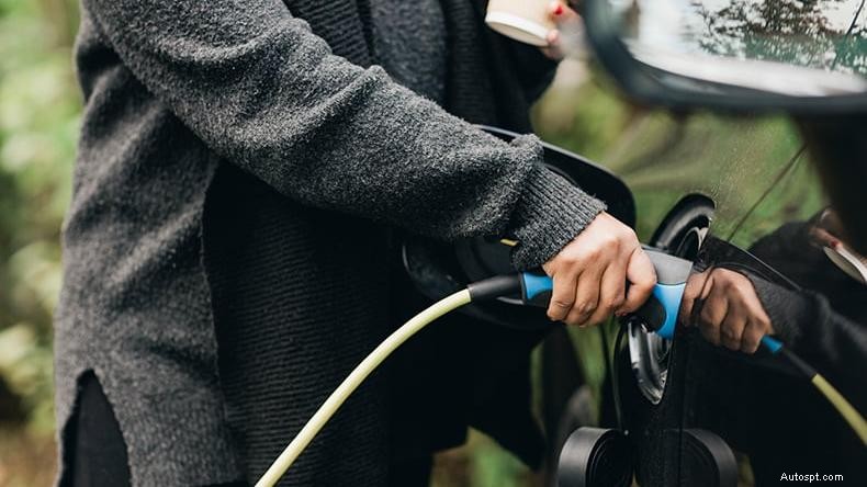 The Ultimate Guide to Electric Car Charging: Simple Steps & Cost Tips
