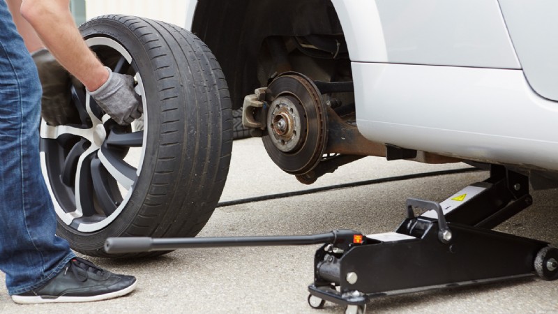 Step-by-Step Guide: How to Change a Tire Quickly and Safely