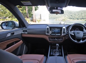 Mahindra Alturas G4 2019 2.2L Std Interior