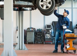 How to Operate a Car Lift Safely: Dos and Don'ts to Follow