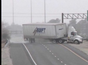 How Truck Drivers Can Avoid Jackknifing