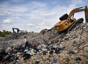 Bob Vila: Why Mulching Leaves with a Lawn Mower Is Better Than Raking Them