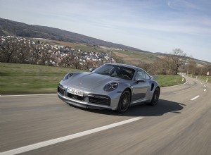 Drag Race: F1 Car vs BMW M1000 RR vs 911 Turbo S