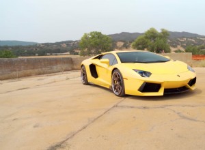 Drag Race: Lamborghini Aventador vs. Audi RS5
